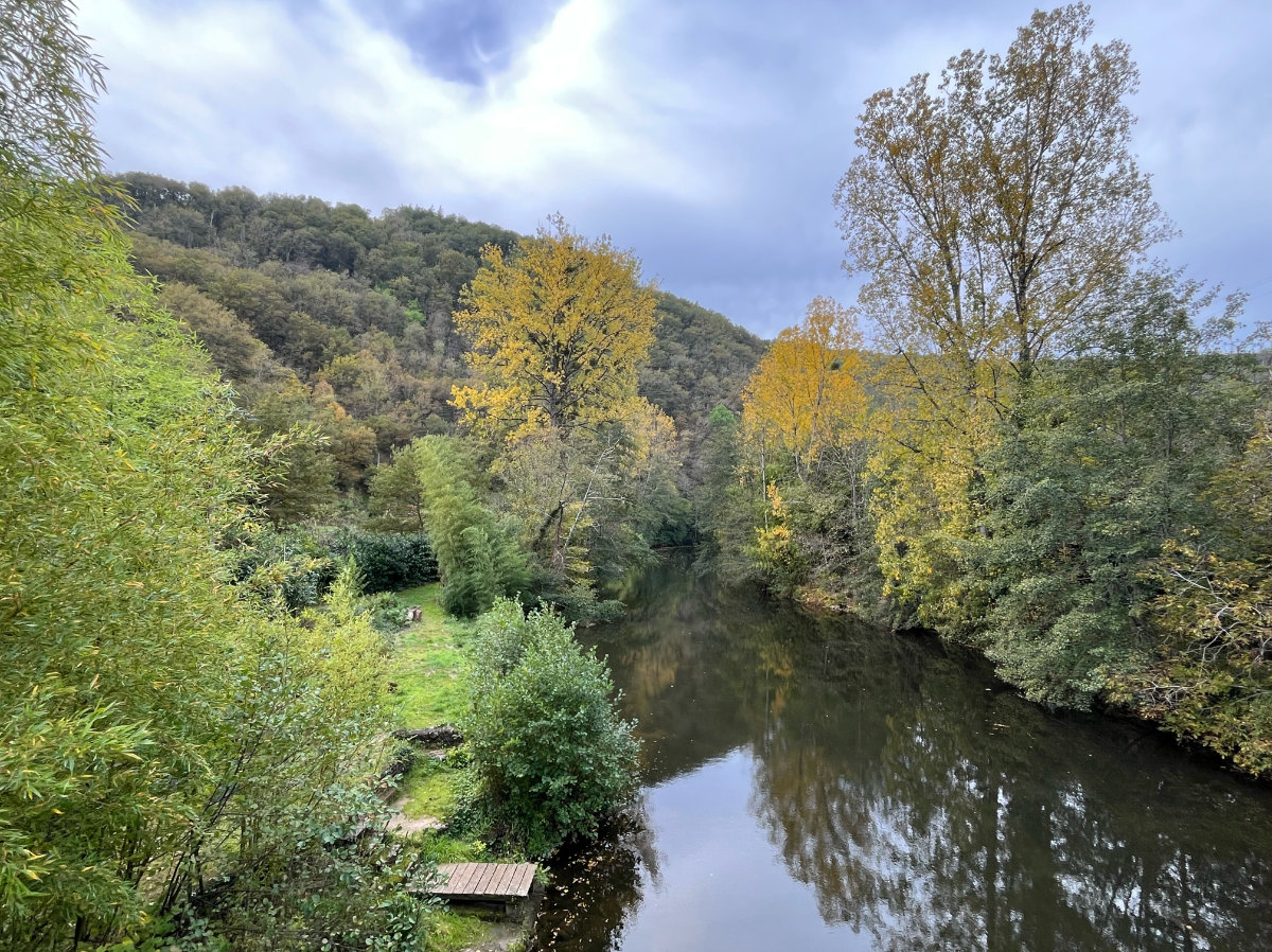 De rivier de Aveyron in herfstkleuren